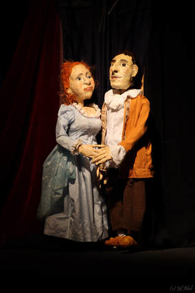 Abbildung: zwei Marionettenpuppen als Darsteller in der Madrigaloper L’Amfiparnasso