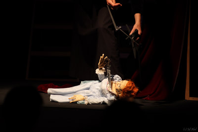 Abbildung: Marionettenpuppe mit Puppenspieler*in, Madrigaloper L’Amfiparnasso
